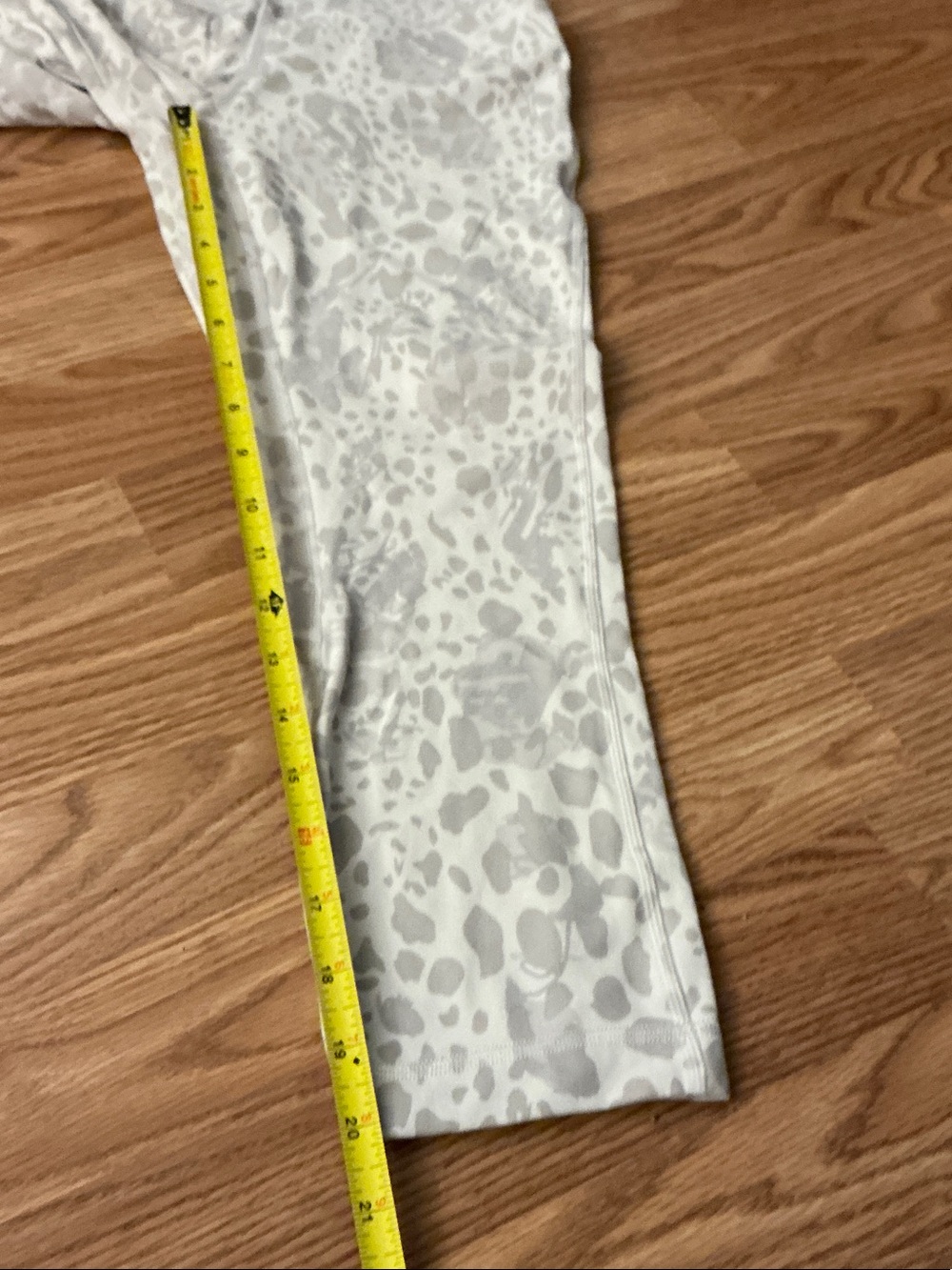 lululemon Animal-Print Capri Leggings Size 4 - Picture 6 of 6